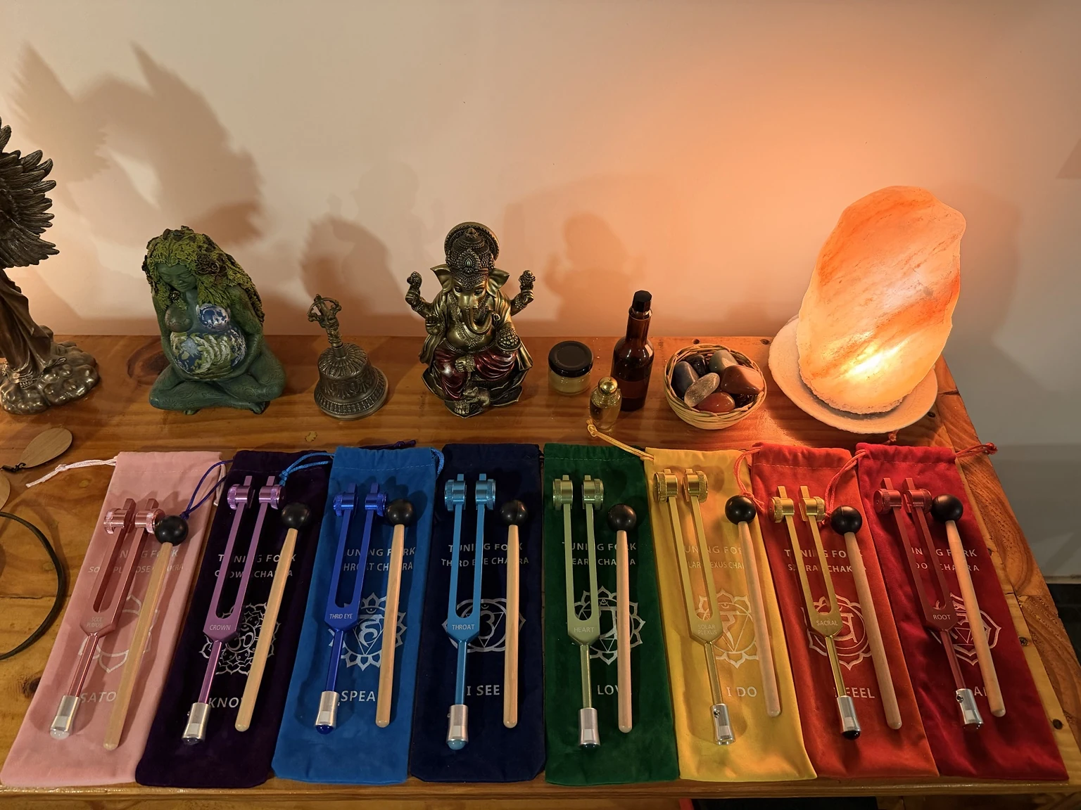 Diapasones de colores y sus percutores, junto a una lámpara de sal.