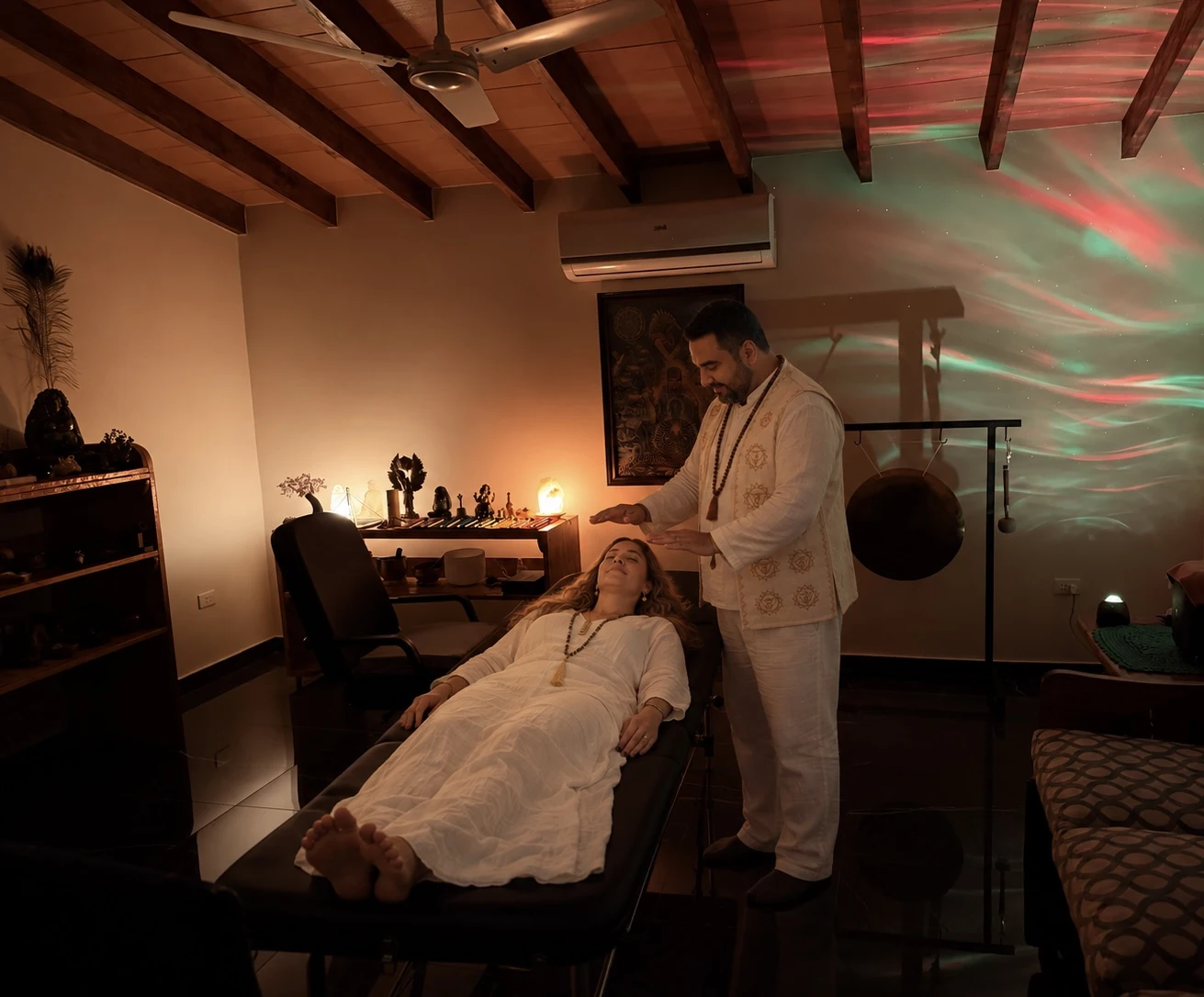 Sergio realizando una sesión de Reiki a Mabel en el consultorio.